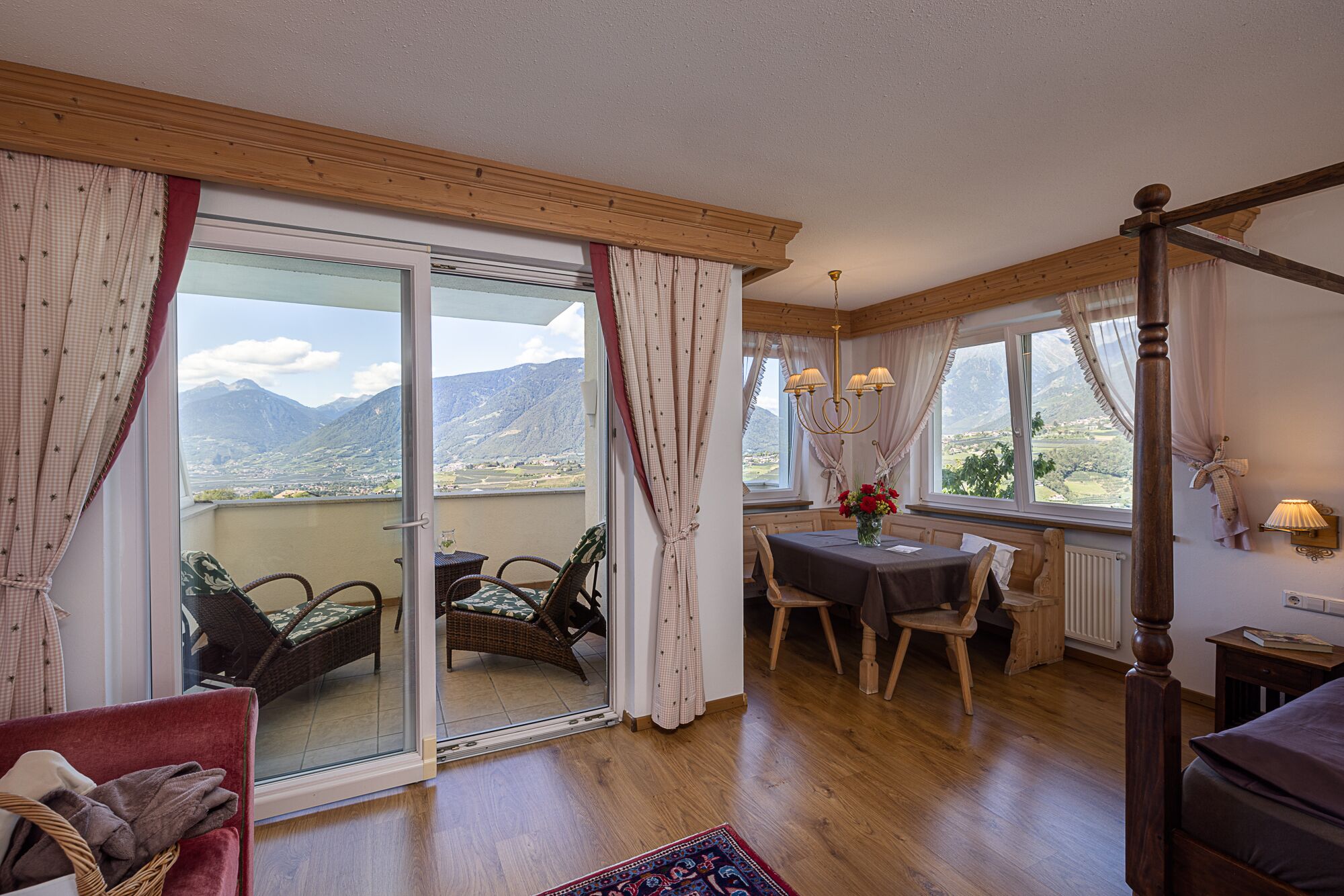 Suite junior, 1 cama de matrimonio con sofá cama, vistas al valle | Zona de estar | Una televisión de pantalla plana