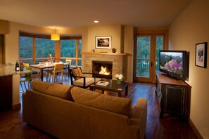 207: 2 bedroom/2 bath Condo | Living area | 36-inch flat-screen TV with satellite channels, TV