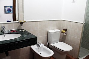 Superior Double Room | Bathroom | Combined shower/tub, jetted tub, free toiletries, hair dryer - Hostal Puerta de Arcos (Arcos de la Frontera)