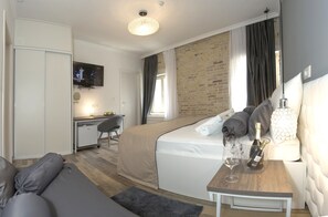 Kahden hengen comfort-huone | Oleskelualue | Taulutelevisio