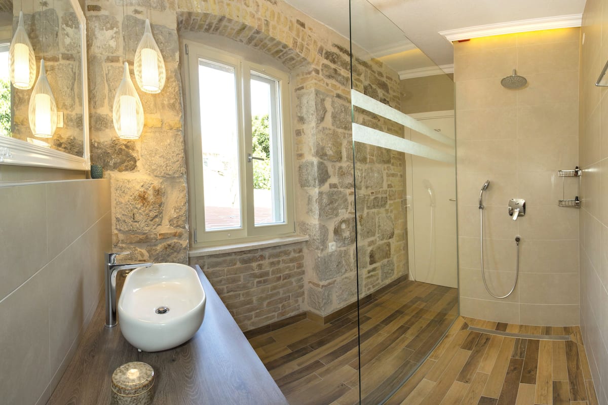 Comfort Double Room | Bathroom | Shower, rainfall showerhead, eco-friendly toiletries, hair dryer