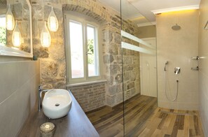 Comfort Double Room | Bathroom | Shower, rainfall showerhead, eco-friendly toiletries, hair dryer - Aspalathos Residence (Split)