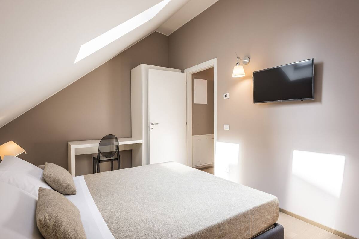 Deluxe Apartment, 2 Bedrooms | 1 bedroom, premium bedding, in-room safe, desk