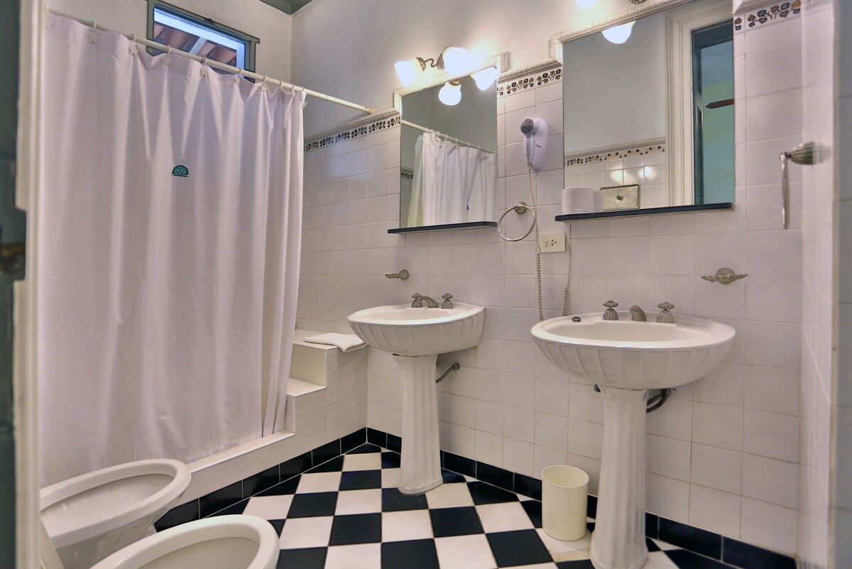 Ducha, secador de pelo, bidé y toallas