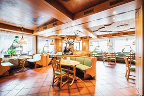 Se sirven comidas, cenas y cocina regional 