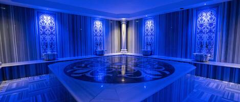 Behandelingskamers voor koppels, een sauna, een Turks bad/hammam