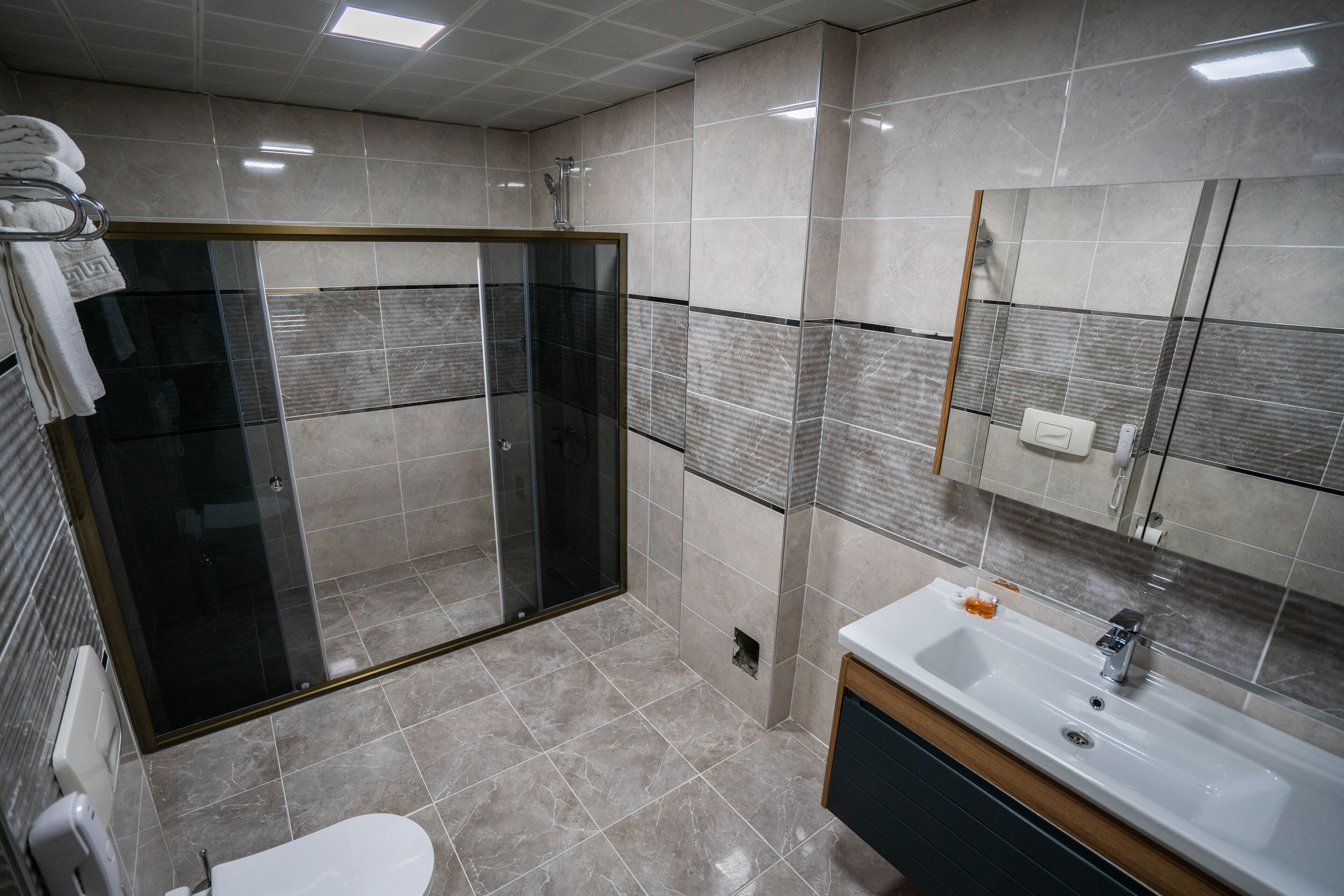 family suite, 2 bedrooms | bathroom | shower, free toiletries, hair dryer, slippers