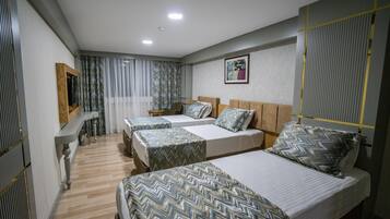 Une chambre d’hôtel avec deux lits, une tête de lit en bois, une petite table et un tableau au mur.