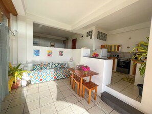 Panoraamastudio, 1 makuuhuone, keittiö, merinäköala | Oleskelualue