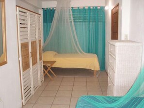Tabla de planchar con plancha, wifi gratis y ropa de cama