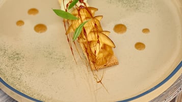 Ein Dessert auf einem Teller auf einem Holztisch.