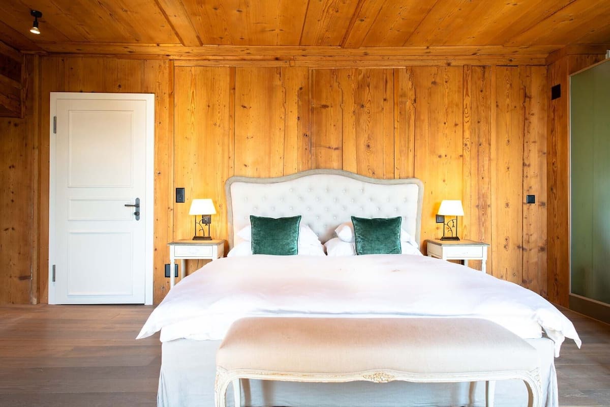 Executive Room | 1 bedroom, hypo-allergenic bedding, individually decorated
