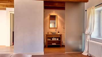 Une salle de bain moderne avec un meuble-lavabo en bois, un grand miroir et un radiateur.