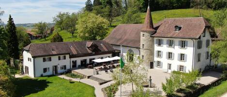 施設の正面 (日没後)