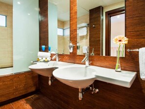 A modern bathroom with two sinks, a large mirror, and wooden paneling. - Hotel La Cava (Cabanes)