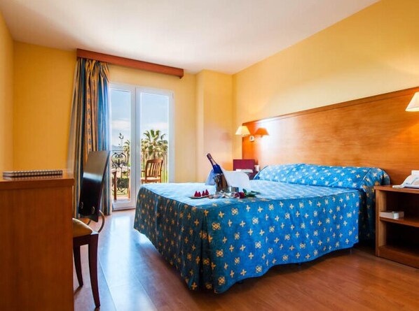 Bureau, rideaux occultants, fer et planche à repasser, Wi-Fi gratuit