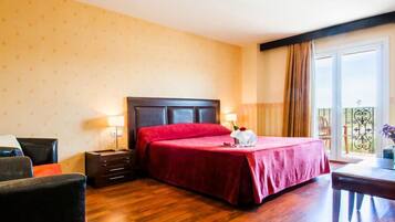 Junior Suite, Jetted Tub | Desk, blackout drapes, iron/ironing board, free WiFi