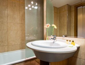 Junior Suite, Jetted Tub | Bathroom | Bathtub, free toiletries, hair dryer, towels - Hotel La Cava (Cabanes)