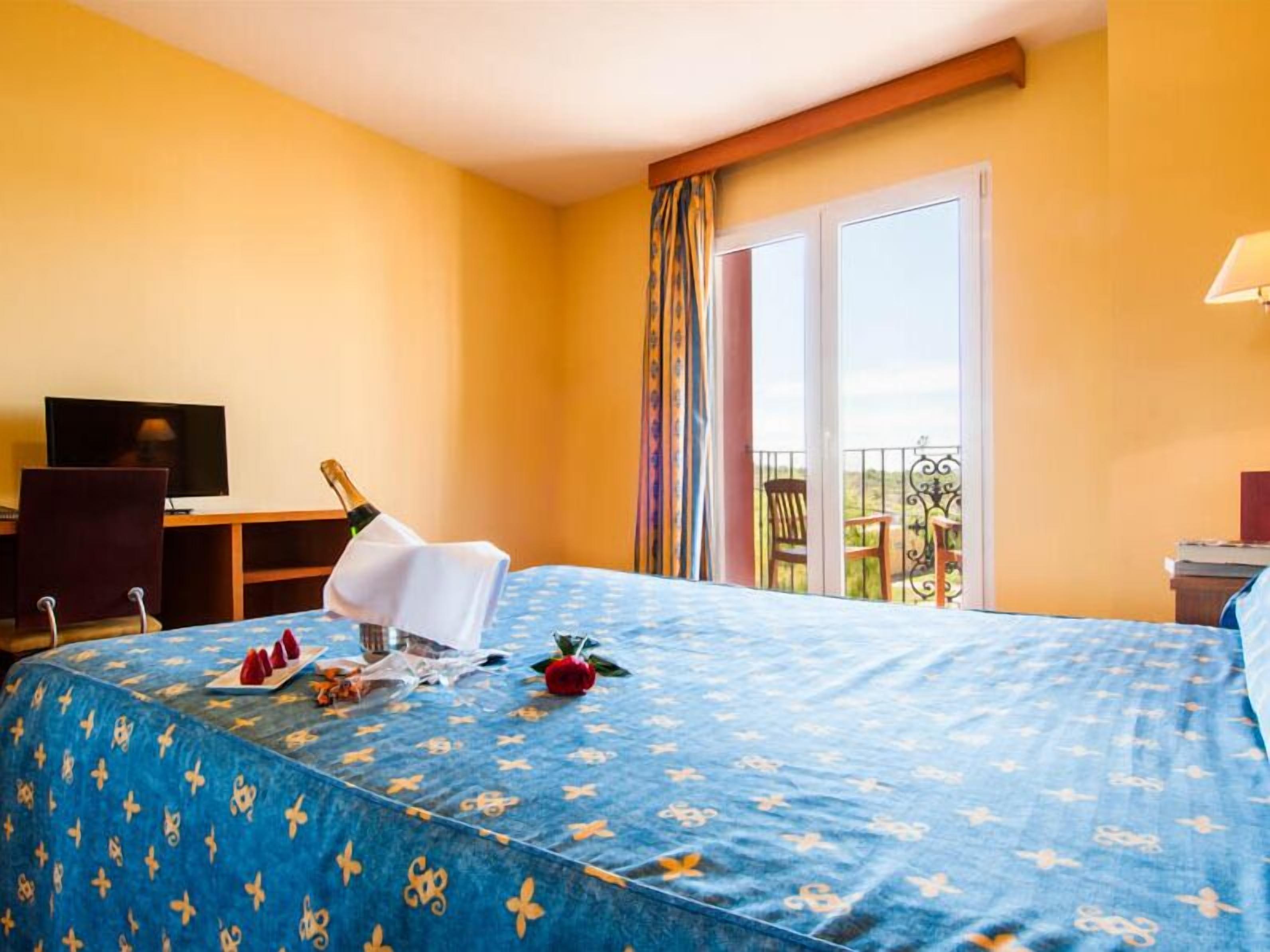 غرفة سوبيريور مزدوجة أو بسريرين منفصلين | مكتب وستائر تعتيم ومكواة/لوح كي وواي فاي مجانًا