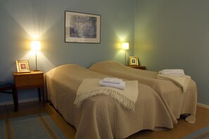 Twin kamer, gemeenschappelijke badkamer | Individueel gedecoreerd, individueel gemeubileerd