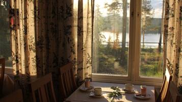 Lokala och internationella rÀtter