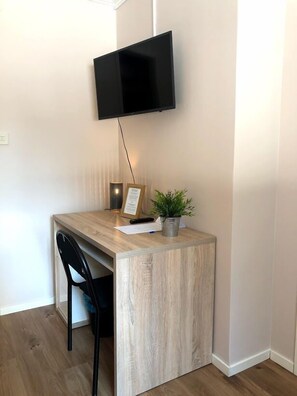 Chambre avec lits jumeaux, salle de bains privée