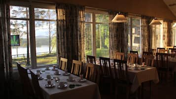 Breakfast, lunch, dinner served; local and international cuisine