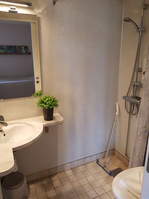 Twin Room, Private Bathroom | Bathroom | Free toiletries, hair dryer - Hotel Vuollerim (Vuollerim)