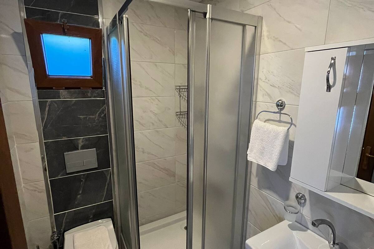 tree house, 1 double bed | bathroom | shower, hair dryer, towels, soap