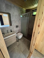 Casa en un árbol estándar, varias camas | Baño | Ducha, secador de pelo, toallas y jabón