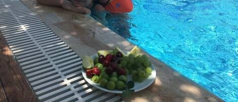Een seizoensgebonden buitenzwembad, parasols voor strand/zwembad