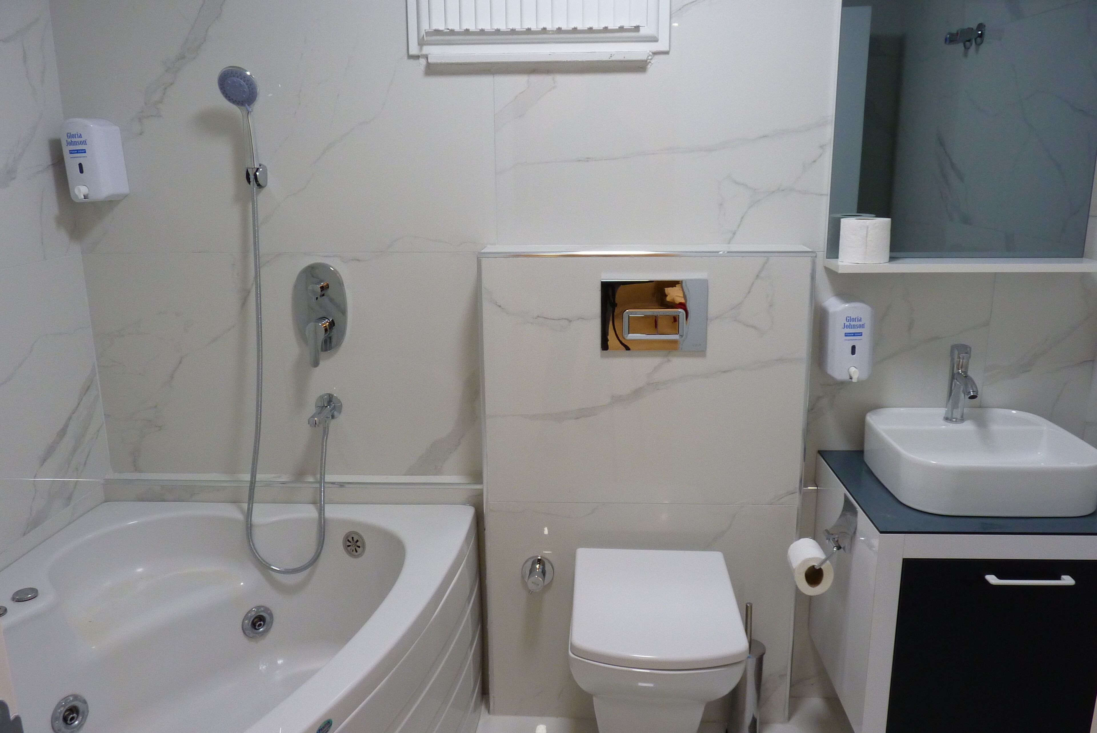 standard double room | bathroom | shower, free toiletries, hair dryer, slippers