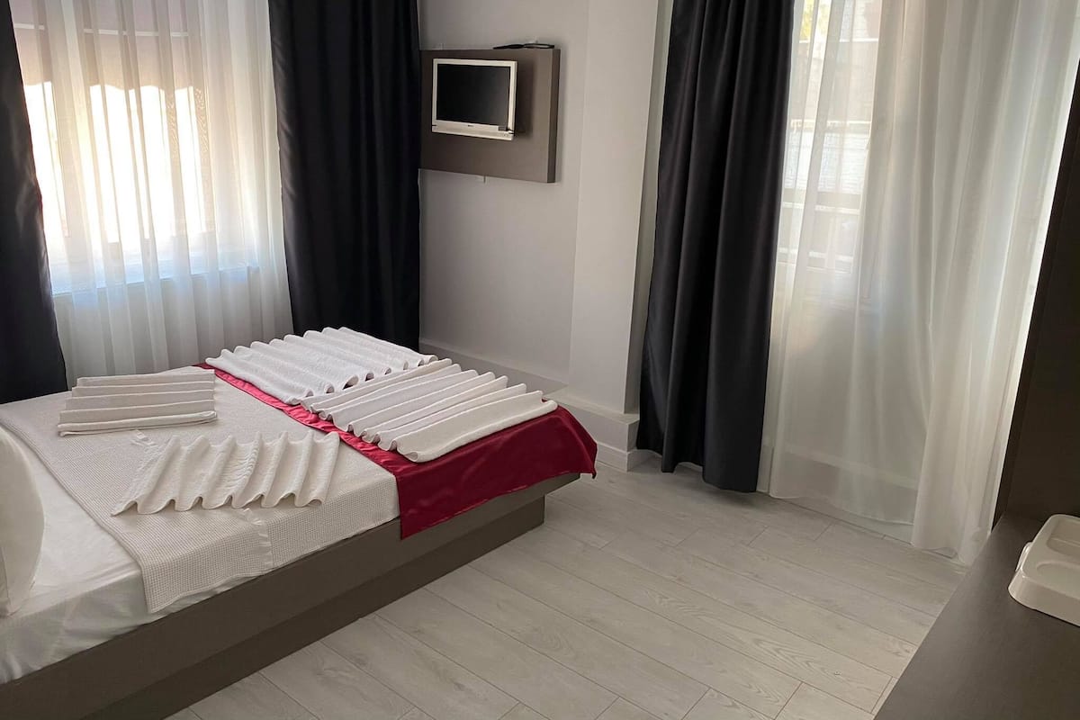Standard Double Room | 1 bedroom, minibar, soundproofing, iron/ironing board