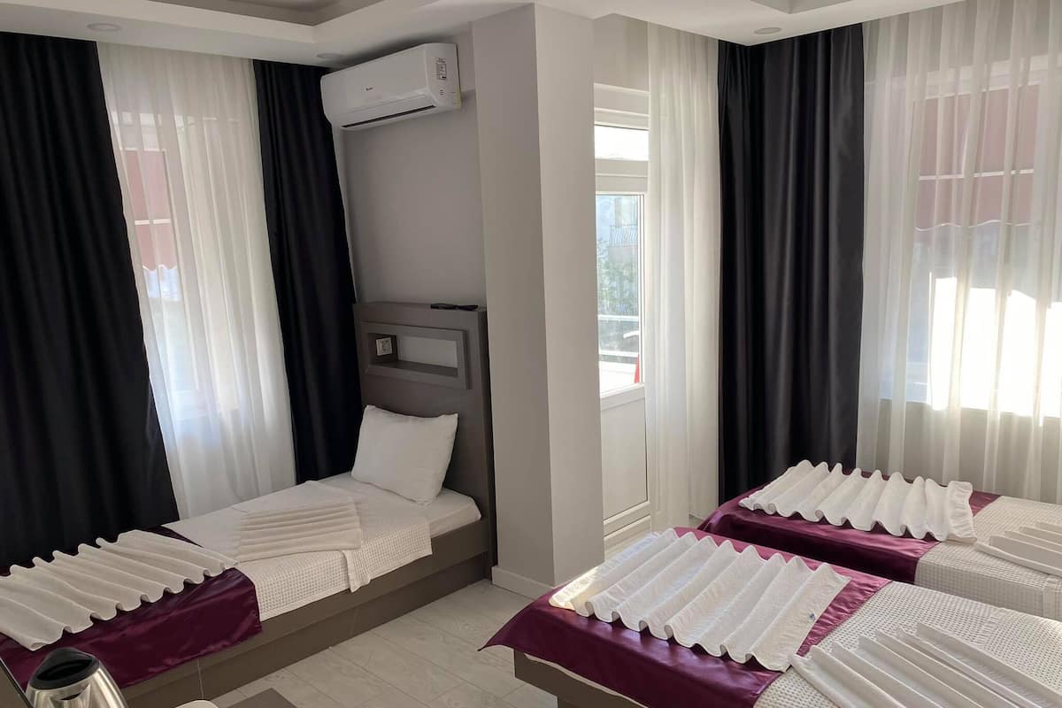 Standard Triple Room | 1 bedroom, minibar, soundproofing, iron/ironing board