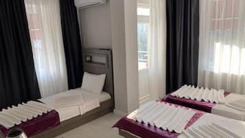 Quarto triplo standard | Frigobar, quartos à prova de som, ferros/tábuas de passar roupa