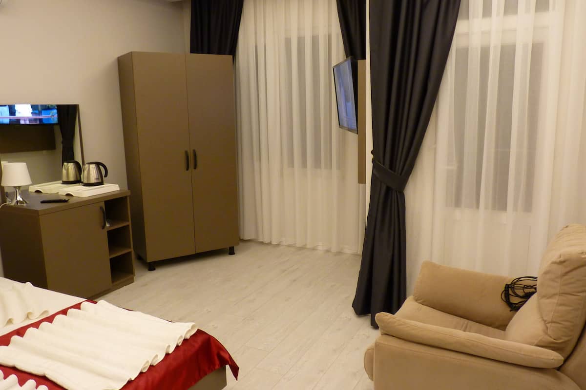 Family Room | 1 bedroom, minibar, soundproofing, iron/ironing board