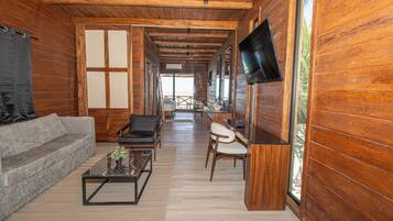 Apartamento superior, 2 habitaciones, vistas parciales al mar | Zona de estar