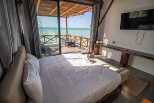 Ropa de cama de alta calidad y caja de seguridad en la habitación 