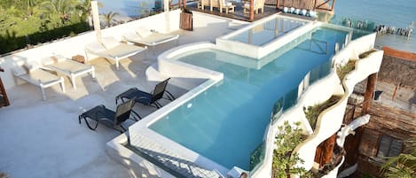 2 ulkouima-allasta, aurinkotuoleja