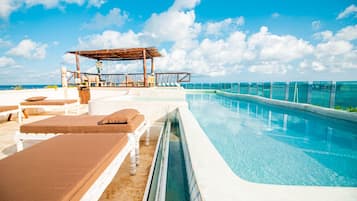 2 outdoor pools, pool loungers