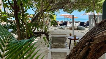 Beachfront Deluxe Room | Terraza o patio