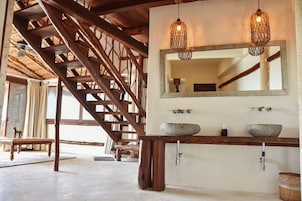 Master Suite | Baño | Ducha, artículos de higiene personal gratuitos, toallas y jabón