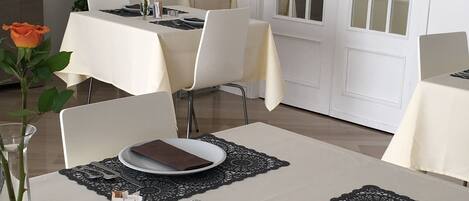 Petit déjeuner buffet (5 EUR par personne)