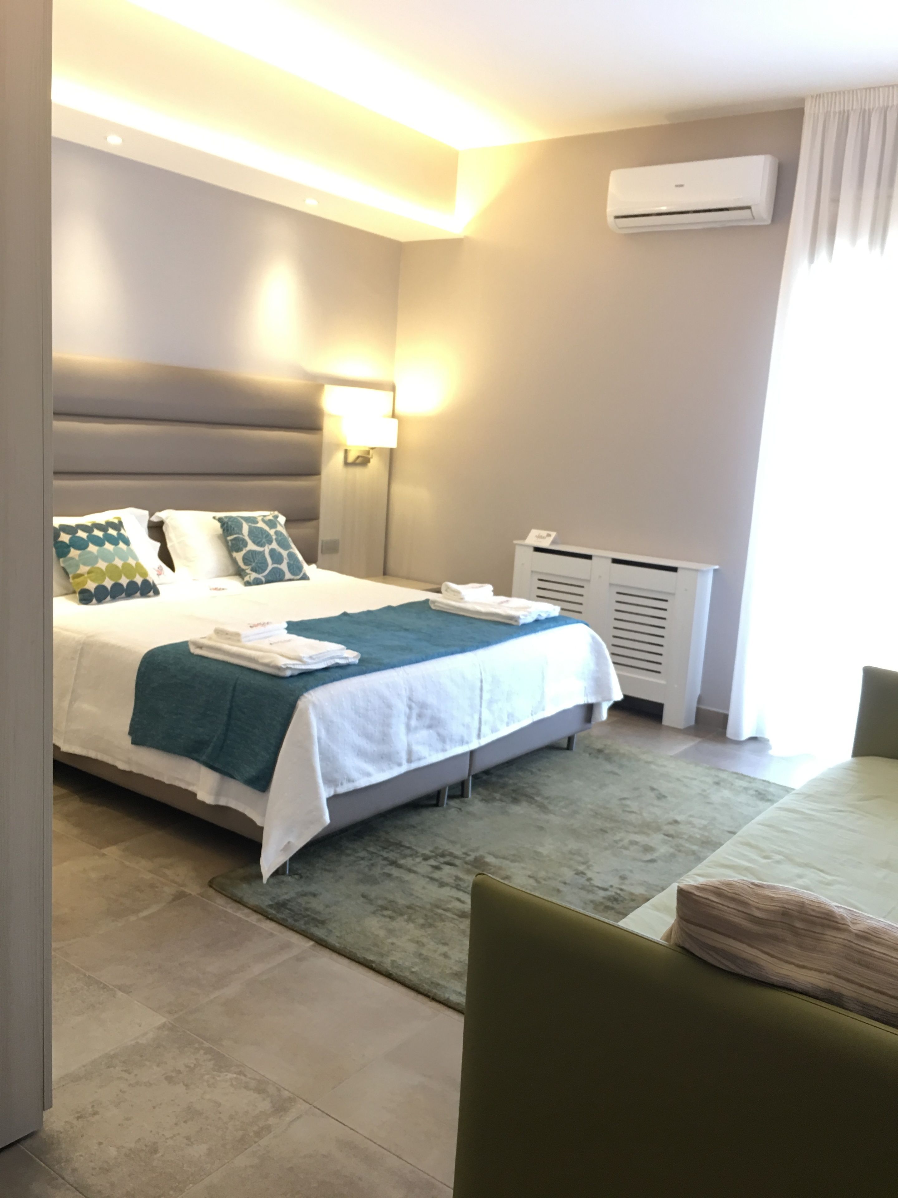 أغطية فراش متميزة ومكتب وتجهيزات عازلة للصوت وواي فاي مجانًا