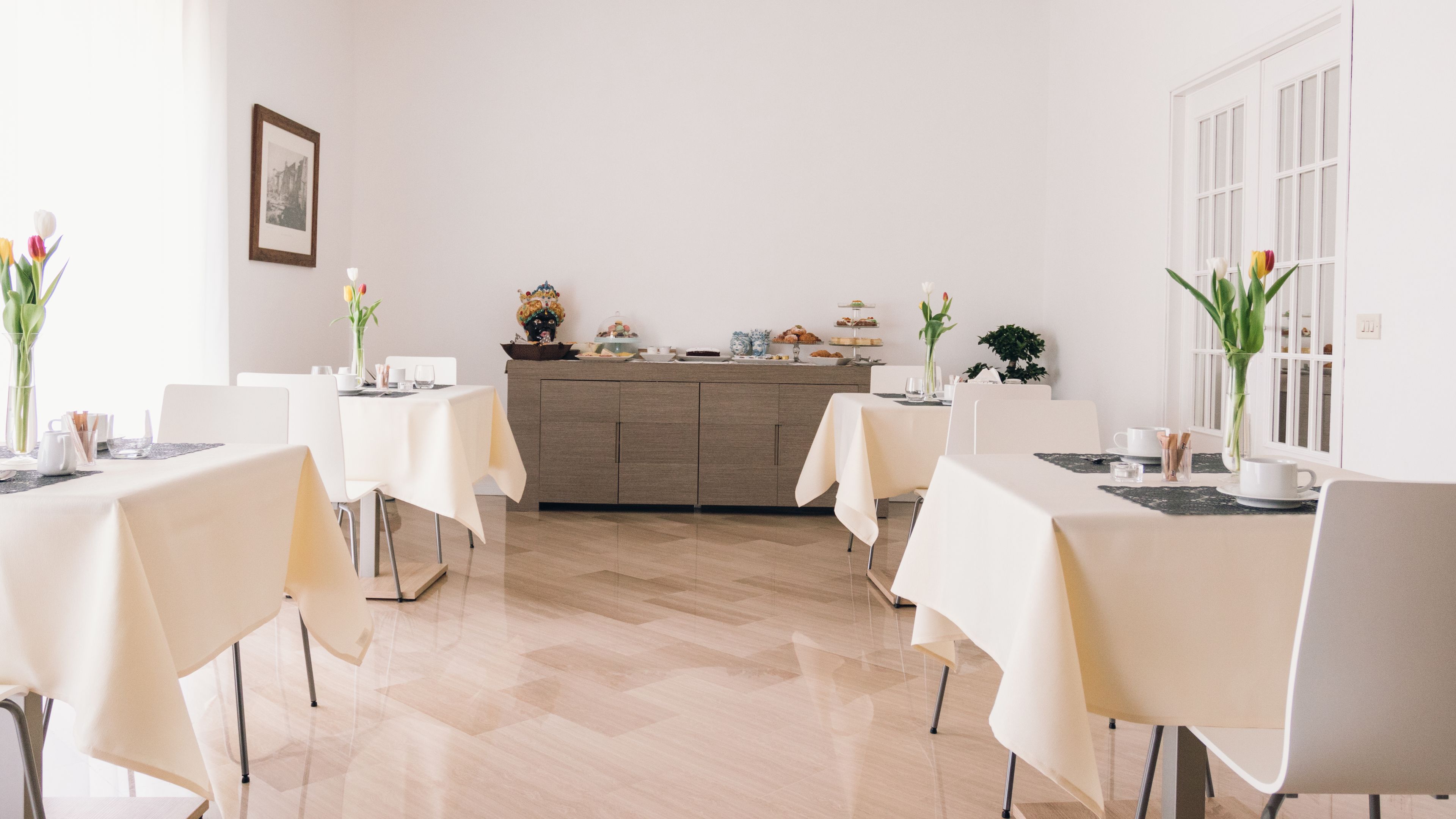 Frokostbuffé hver dag (EUR 5 per person)