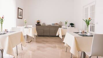 Frokostbuffé hver dag (EUR 5 per person)