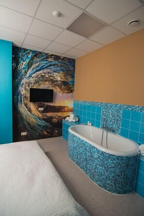 标准双人房或双床房, 浴缸 | 高档床上用品、羽绒被、客房内保险箱、办公桌