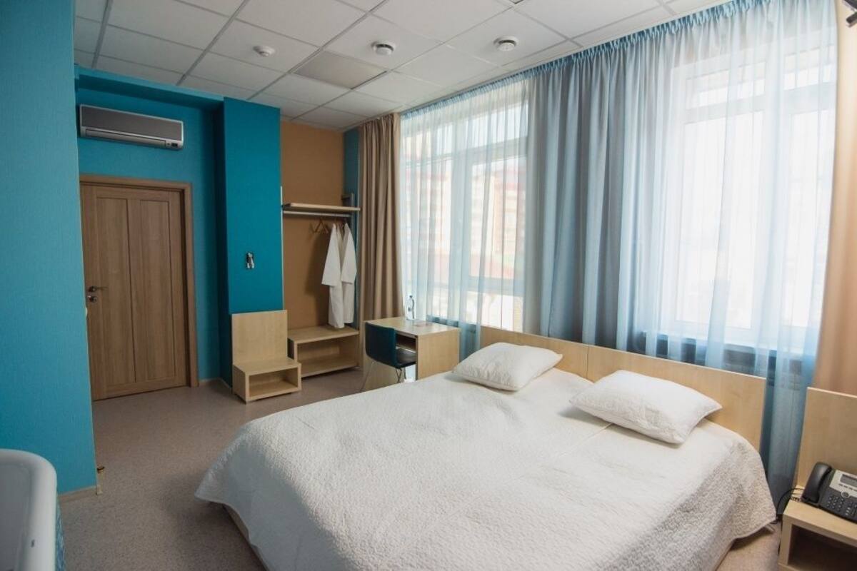 Standard-Doppel- oder -Zweibettzimmer, Badewanne | Hochwertige Bettwaren, Daunenbettdecken, Zimmersafe, Schreibtisch