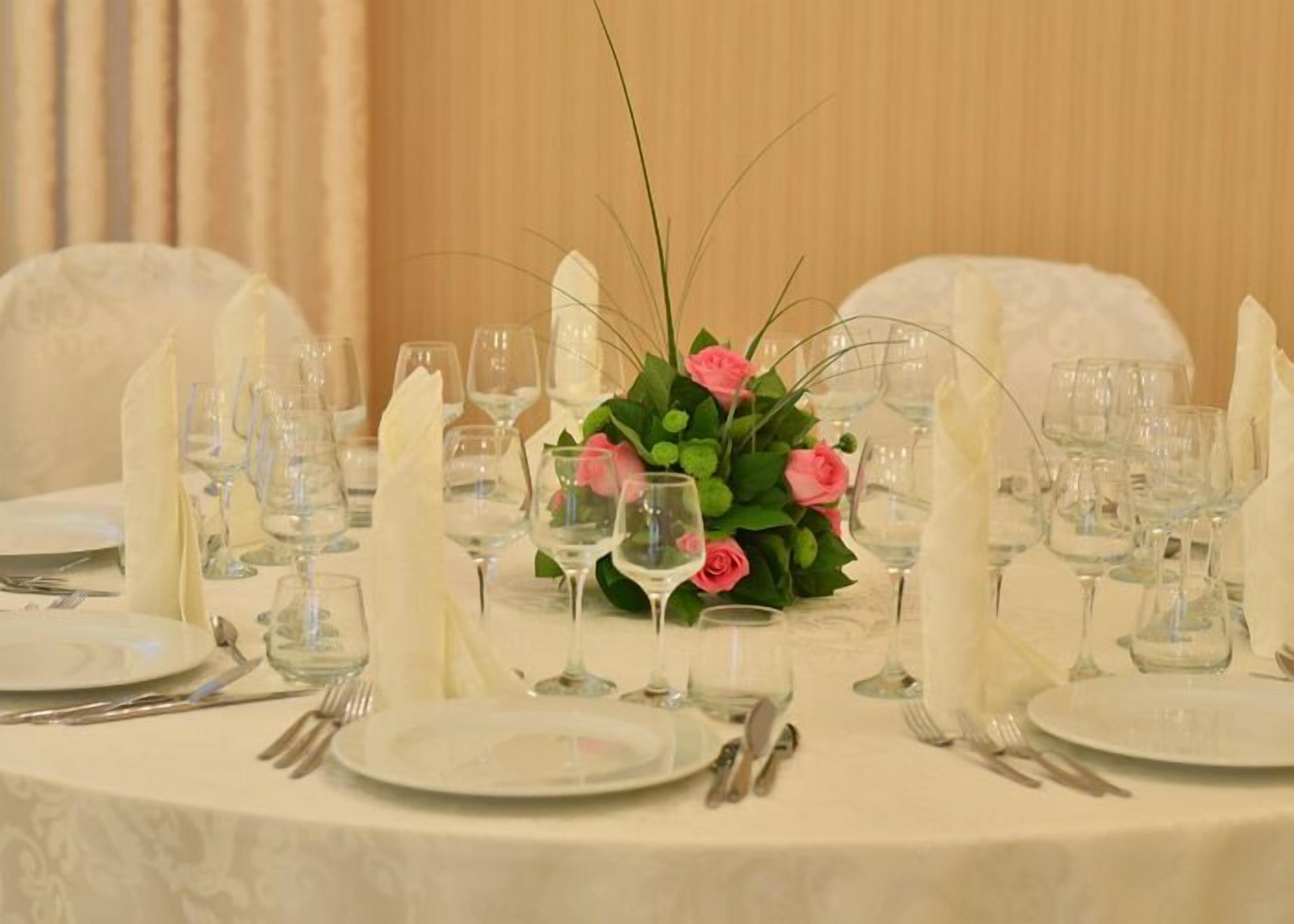 breakfast and dinner served, international cuisine