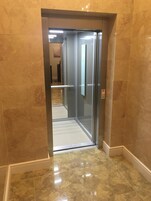 Bathtub, free toiletries, hair dryer, towels